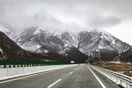 公路西藏摄影照片_西藏雪山公路摄影图