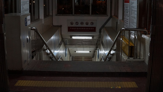 夜晚空荡地铁口楼梯摄影图