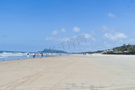 夏日天空摄影照片_海边沙滩摄影图