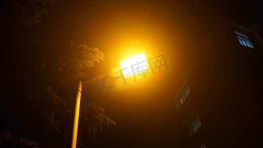 城市风景之夜晚黄昏的路灯摄影图