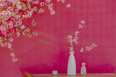 一枝摄影照片_桌上粉色桃花摄影图