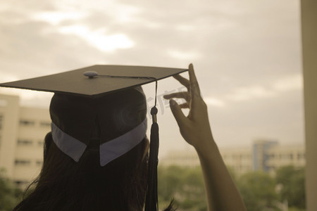 2017毕业生答辩摄影照片_戴着学士帽的女生