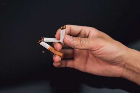 世界无烟日单手掰烟抵制香烟