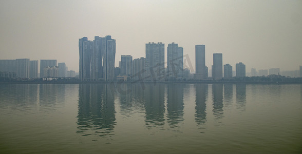 城市高楼群倒影江景摄影图