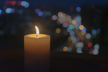 浪漫樱花季摄影照片_夜景阑珊下的文艺蜡烛摄影图