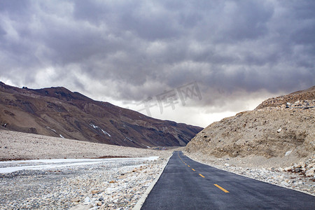 公路西藏摄影照片_山里公路摄影图