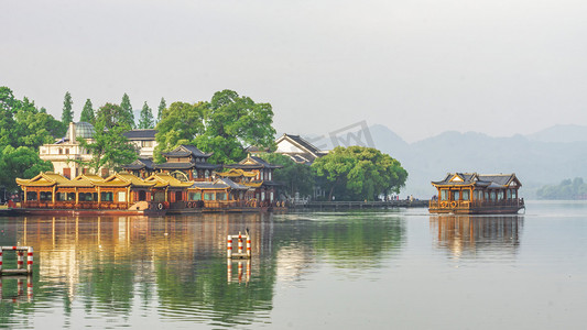 雨天杭州摄影照片_杭州西湖游船摄影图