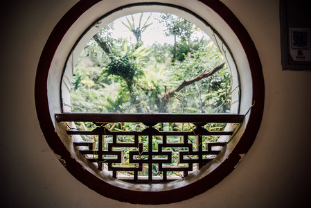 古风圆形框png摄影照片_圆形的园林窗台摄影图
