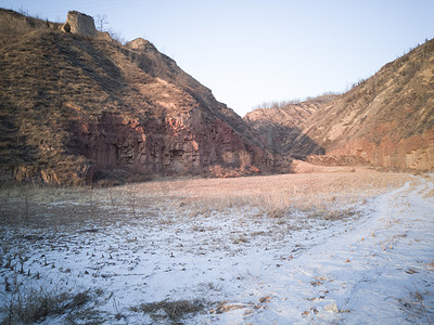 冬季蓝天下荒山草地自然风景摄影图