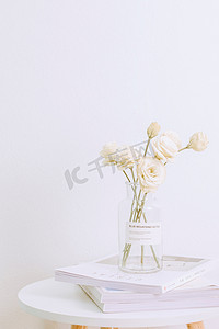 小桌子花卉摄影图