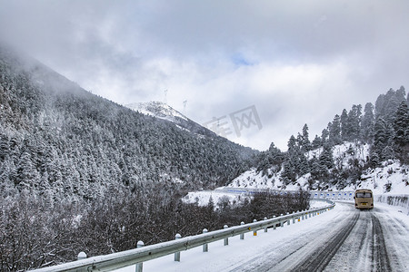 雪山公路云雾摄影图