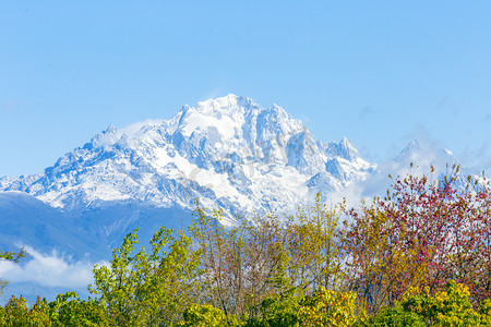 远观玉龙雪山摄影图