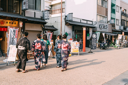 日本和服男女背影街道夕阳摄影图