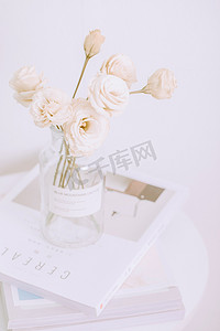 小桌子花卉摄影图