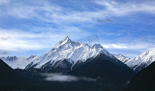 服装摄影背景摄影照片_西藏雪山山峰山峦摄影图