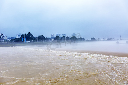 水灾捐款摄影照片_阴天暴雨洪水水灾摄影图