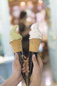 冰淇冰糕雪糕甜筒摄影照片_夏日冰激凌摄影图