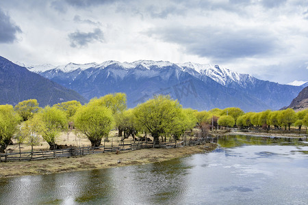 西藏春天摄影照片_山光水色好风景摄影图