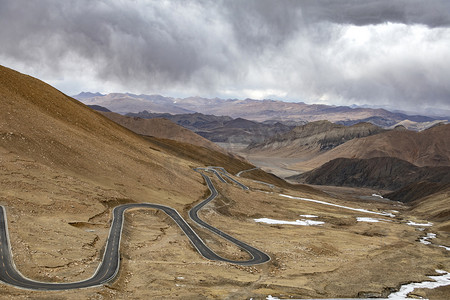 群山里盘山公路摄影图