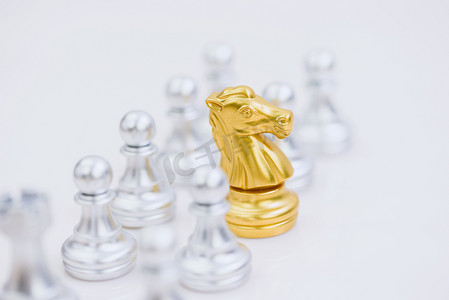 国际象棋金色骑士棋子摄影图