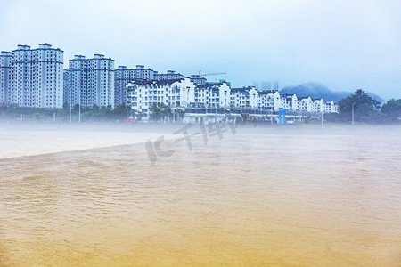 抗震救灾摄影照片_阴天暴雨洪水水灾摄影图