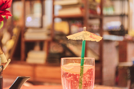 餐厅汽水饮料小伞摄影图