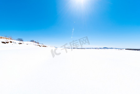 阳光下草原雪地摄影图
