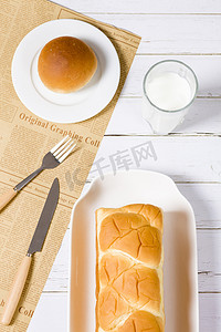 牛奶美食摄影照片_圆面包牛奶早餐摄影图
