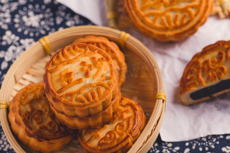 中秋节月饼摄影照片_豆沙月饼手工月饼好吃月饼摄影图