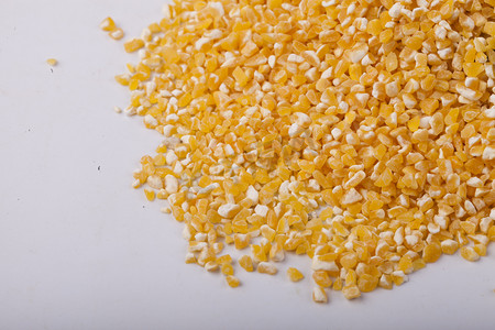 散落的玉米糁子摄影图配图