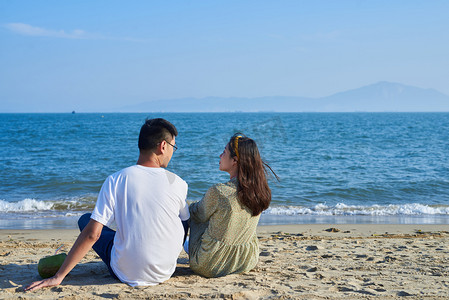 海边情侣摄影照片_海边沙滩情侣摄影图