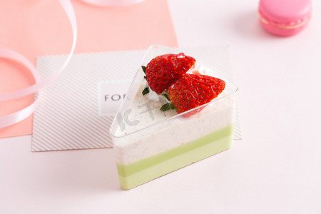 抹茶草莓小三角蛋糕摄影图 