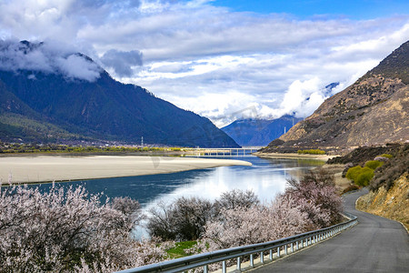 一片桃花林摄影照片_山光水色好风景摄影图