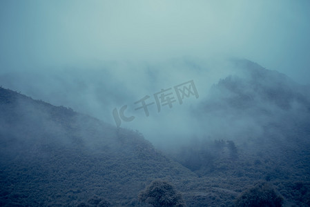 晨雾高山云雾缭绕林地摄影图