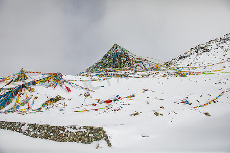 山坡上五彩经幡摄影图