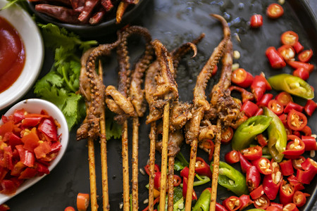 餐饮烧烤摄影照片_鱿鱼串摄影图