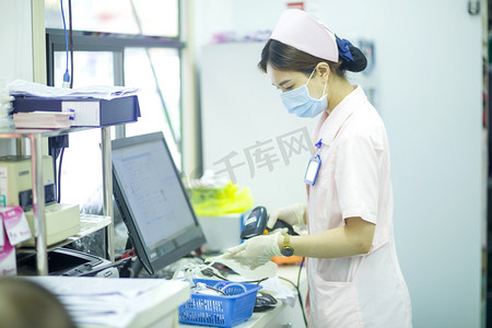 新式中国风摄影照片_工作中的女护士人物