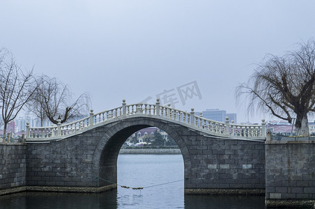 风景城市风景摄影照片_城市风景系列之湖面上的石板桥高清图片摄影图