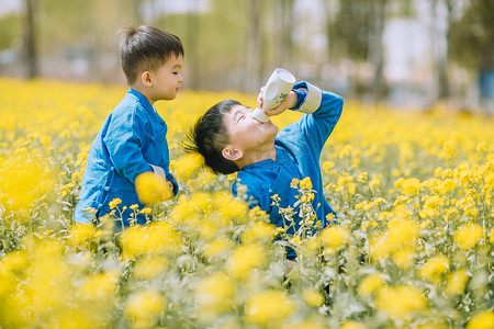 春季出游摄影照片_油菜花地里面的兄弟俩