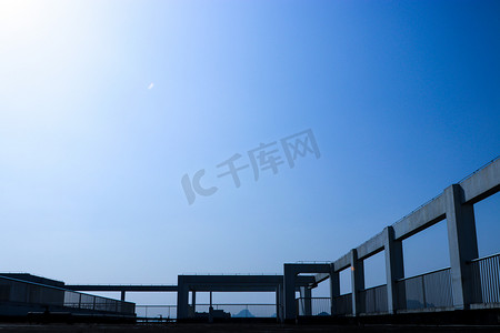 桂林城市楼房天台上的景观摄影图