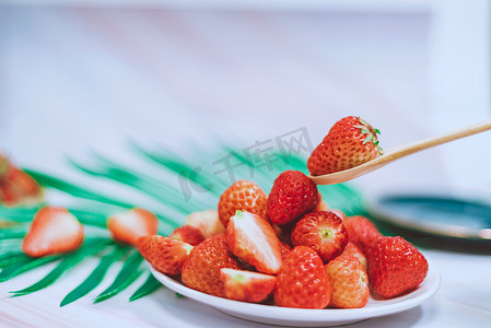 勺子草莓摄影图
