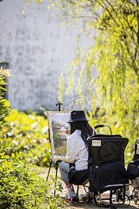 美术生摄影照片_人物椅子和树木摄影图