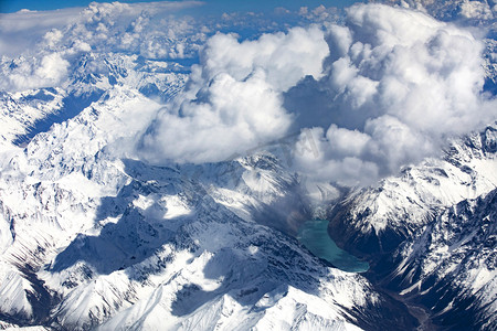 大地摄影照片_俯瞰山峰大地摄影图