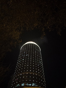 夜晚亮灯的高层写字楼建筑摄影图