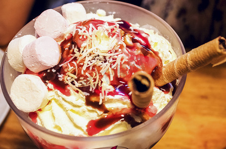 草莓香草冰淇淋摄影图