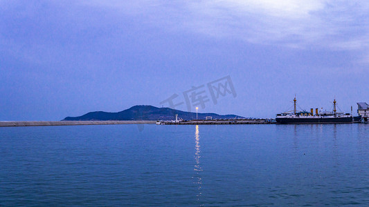 灯塔海边摄影照片_海边风景系列之灯塔照明摄影图