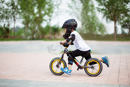 运动孩子摄影照片_骑平衡车的孩子