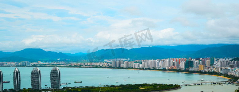 高楼夏天摄影照片_夏天之旅游城市风景图