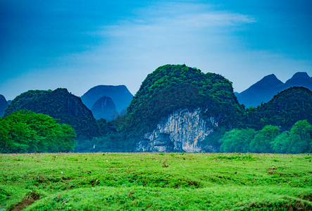 大山摄影照片_蓝天大山草地自然风光摄影图