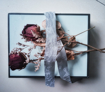 干花植物摄影照片_玫瑰干花小礼盒摄影图